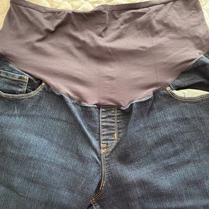 Plus size maternity Old Navy jeans in size 18